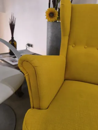 Sillón amarillo tipo orejero