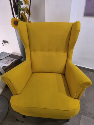 Sillón amarillo tipo orejero