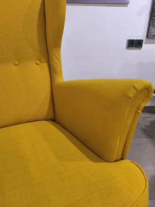 Sillón amarillo tipo orejero
