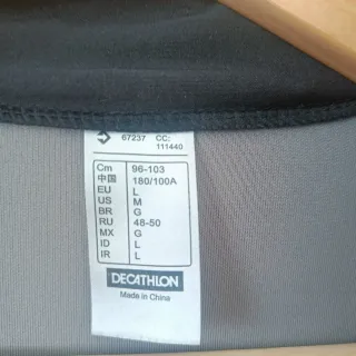 Chaqueta senderismo Quechua gris y negra