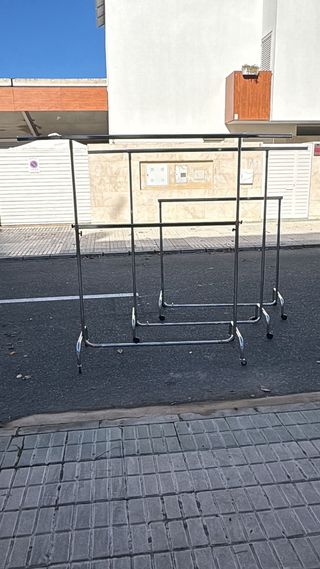 Percheros industriales metálicos con ruedas