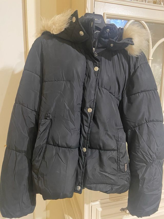 Chaqueta de invierno negra con capucha