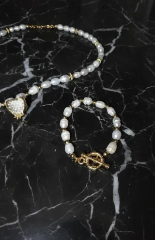 Conjunto de perlas con acabado dorado.