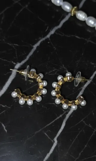 Conjunto de perlas con acabado dorado.