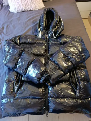 Chaqueta acolchada negra con capucha