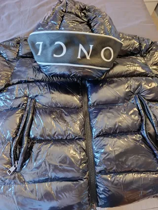 Chaqueta acolchada negra con capucha