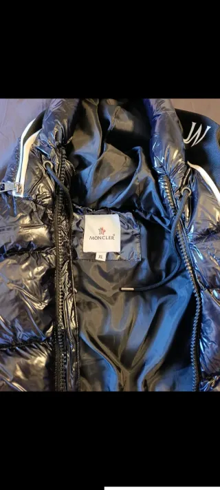 Chaqueta acolchada negra con capucha