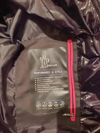 Chaqueta acolchada negra con capucha