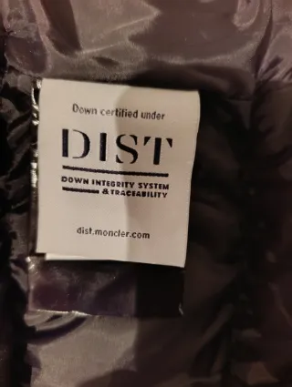 Chaqueta acolchada negra con capucha