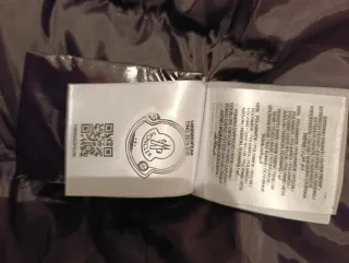 Chaqueta acolchada negra con capucha