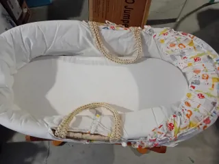 Moisés mimbre con mecedora y sábanas