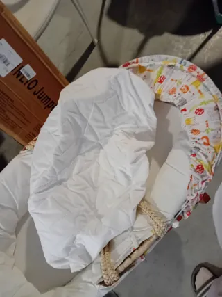 Moisés mimbre con mecedora y sábanas