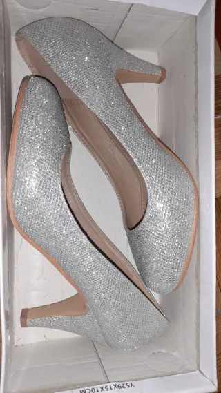 Zapatos de tacón plateados brillantes