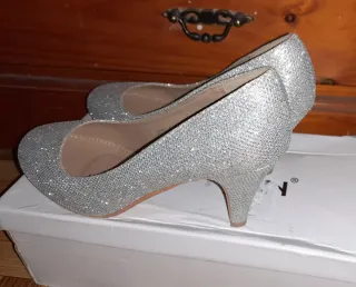Zapatos de tacón plateados brillantes