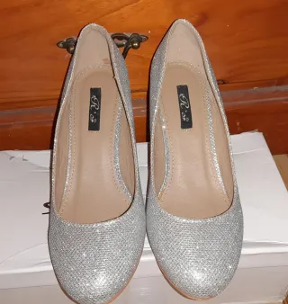 Zapatos de tacón plateados brillantes