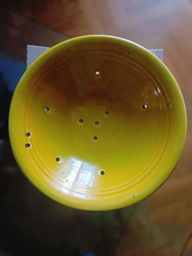 Antico colino in ceramica giallo Lebrillo