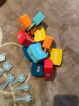 Juego educativo de candados y llaves