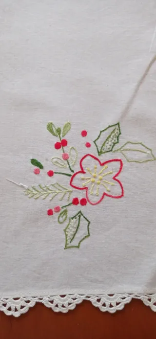 Centrino tovaglietta ricamato a mano