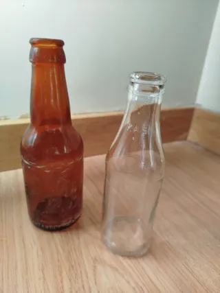 Vecchie bottiglie di Kas e San Miguel