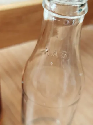 Vecchie bottiglie di Kas e San Miguel