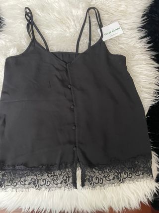 Top tirantes con encaje negro