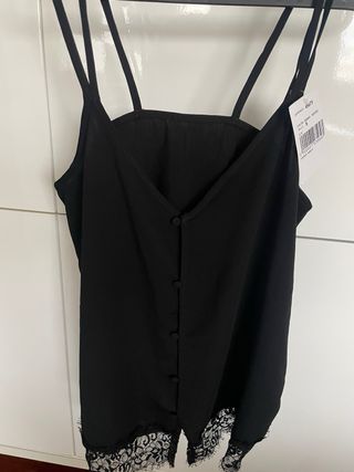 Top tirantes con encaje negro