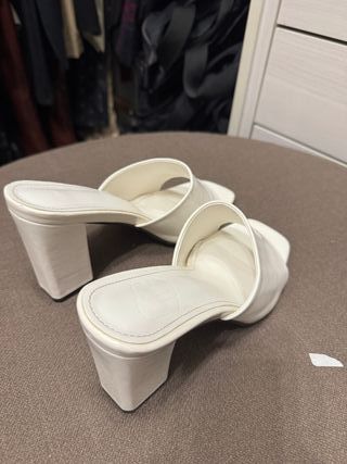 Sandalias blancas tacón cuadrado