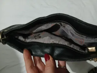 Borsa nera con dettagli oro