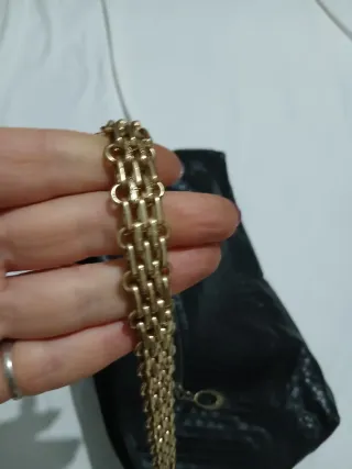 Borsa nera con dettagli oro