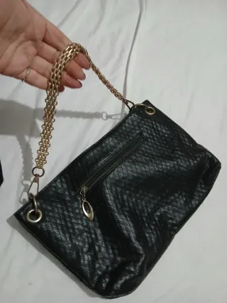 Borsa nera con dettagli oro