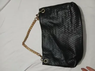 Borsa nera con dettagli oro