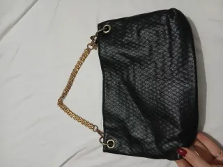 Borsa nera con dettagli oro