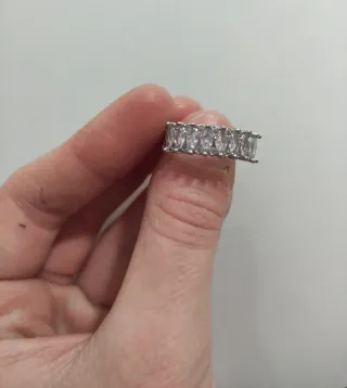 Anillo plateado ajustable con circonitas