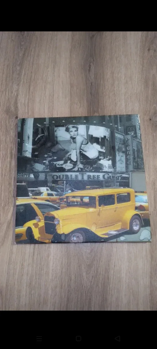 Quadro con auto d'epoca e donna