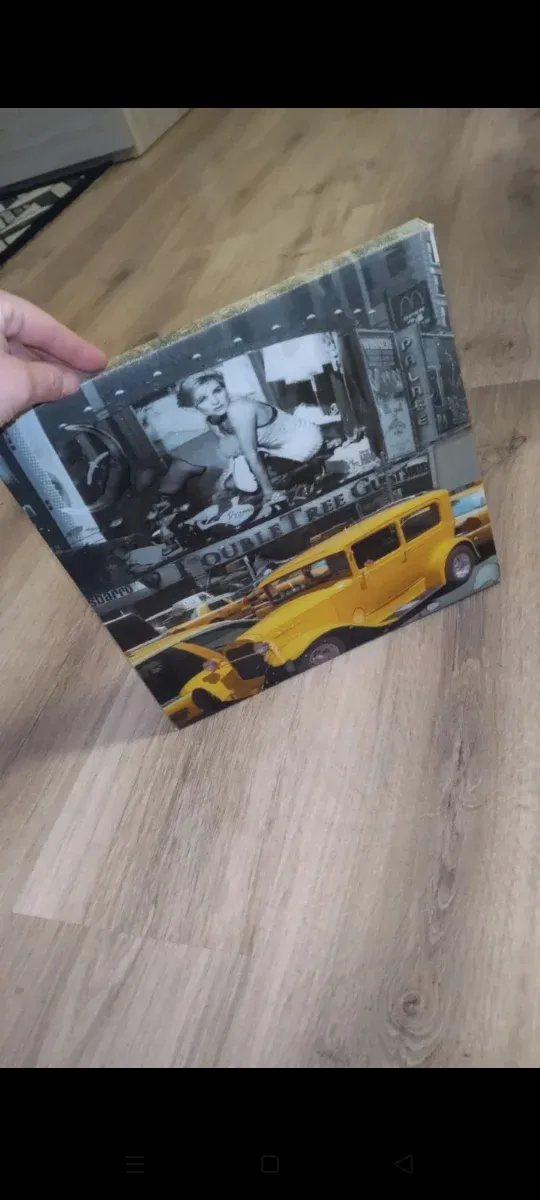 Quadro con auto d'epoca e donna