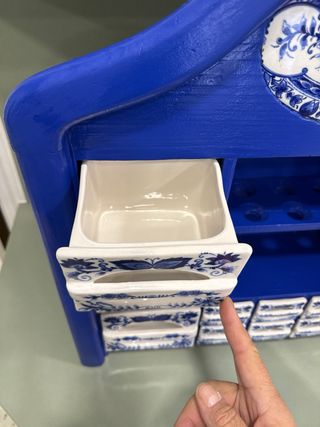 Antiguo mueble especiero azul y blanco