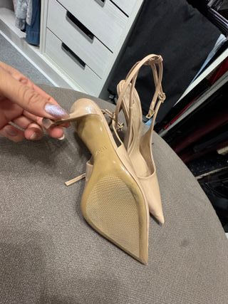 Zapatos de tacón Zara charol beige