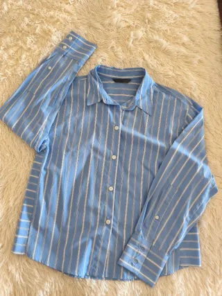 Camisa de rayas azul y blanca