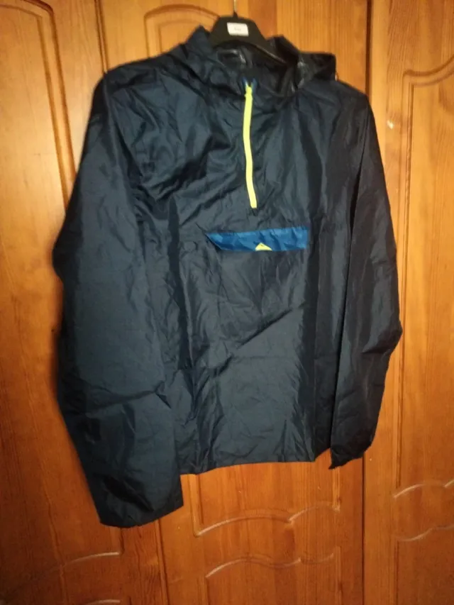 Chubasquero azul y amarillo con capucha