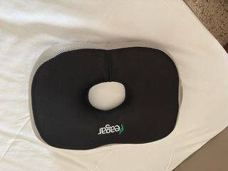 Cuscino a ciambella nero e grigio