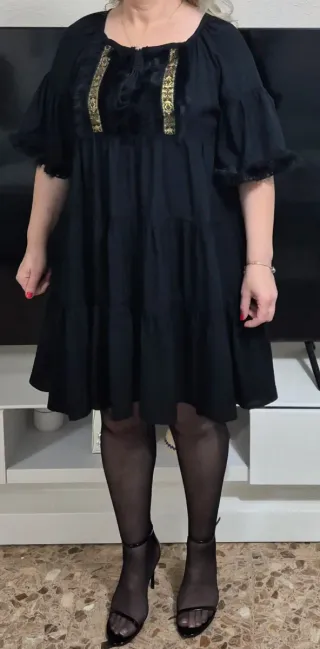 Vestido negro con detalles dorados