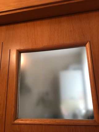 Puerta interior madera con cristales.