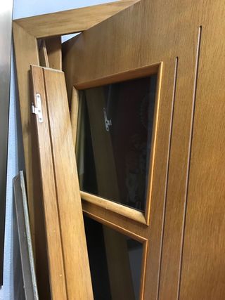 Puerta interior madera con cristales.