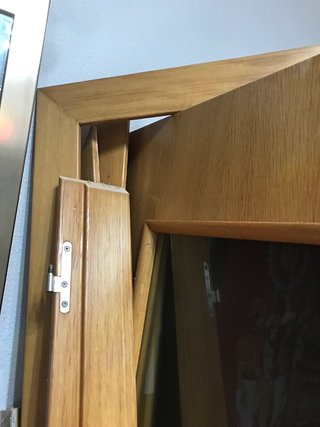 Puerta interior madera con cristales.