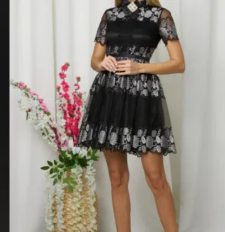 Vestido Negro con Detalles Plateados