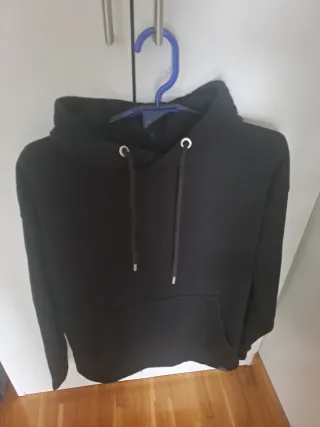 Sudadera con capucha negra