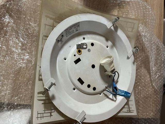 Plafón de cristal con líneas doradas