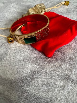 Pulsera dorada con piedra verde
