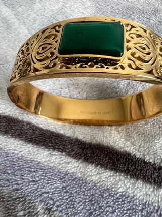 Pulsera dorada con piedra verde