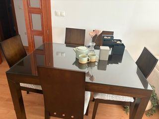 Mesa extensible cristal y 6 sillas wengue